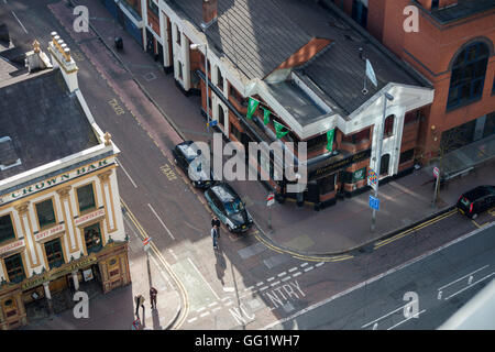 Vista aerea della città con 2 auto nere, Belfast Foto Stock