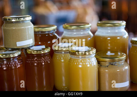 Barattoli di miele e burro di noci sul ripiano del display Foto Stock