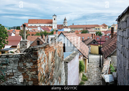 Vecchie case, strade e chiese nelle città Skalica, Repubblica slovacca. Destinazione di viaggio. Tema architettonico. Foto Stock
