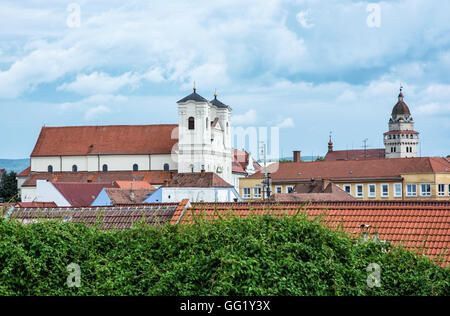 La Chiesa Gesuita e la chiesa parrocchiale di San Michele Arcangelo in Skalica, Repubblica slovacca. Luogo di culto. Il patrimonio culturale. Foto Stock