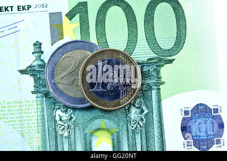 Diversi vicino la banconota in euro e valuta Foto Stock