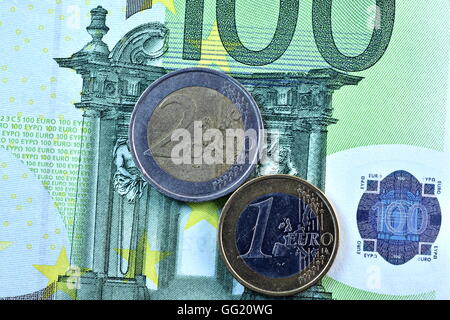 Diversi vicino la banconota in euro e valuta Foto Stock