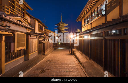 Yasaka Pagoda di notte, Higashiyama District, Kyoto, Giappone Foto Stock