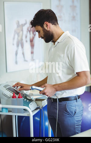 Fisioterapista utilizzando ultrasuoni terapeutici Foto Stock