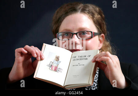 Specialista del libro Cathy Marsden, da Lione & Turnbull aste a Edimburgo, con una prima edizione 1902 di una copia privata stampata del sarto di Gloucester di Beatrix Potter, che sarà venduto all'asta il 31 agosto e si prevede di recuperare fino a '‚£1,800. Foto Stock