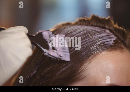 Parrucchiere la tintura dei capelli del suo cliente Foto Stock