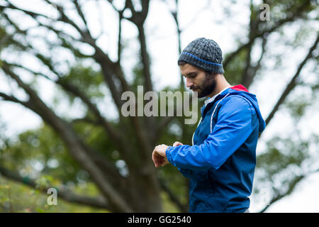 Escursionista controllo tempo su un orologio da polso Foto Stock