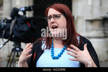 Deborah Gold, Chief Executive of National Aids Trust, al di fuori della Royal Courts of Justice, The Strand, Londra dopo che la principale organizzazione benefica dell'AIDS ha vinto una battaglia di High Court per stabilire se un trattamento preventivo per l'HIV, che secondo le associazioni di beneficenza è una vera e propria rivoluzione, possa essere finanziato legalmente dall'NHS. Foto Stock