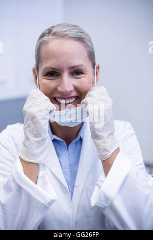 Ritratto di donna sorridente dentista Foto Stock