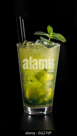 Limonata alla menta con lime e limone in vetro Foto Stock