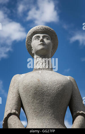 Statua della regina Maud da Ada Madsen (1959) nei giardini del Palazzo Reale (Kongelige Slott), Oslo, Norvegia, Scandinavia Foto Stock