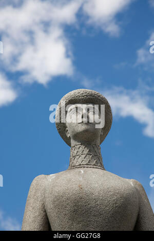 Statua della regina Maud da Ada Madsen (1959) nei giardini del Palazzo Reale (Kongelige Slott), Oslo, Norvegia, Scandinavia Foto Stock