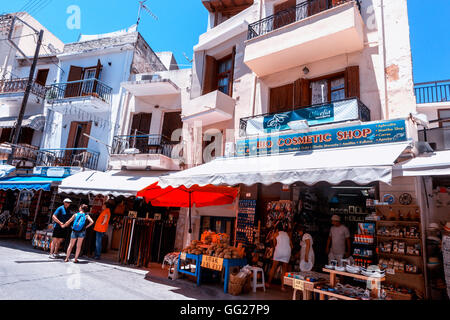 Rethymno strada della città vecchia con negozi, Rethymno, Creta, Grecia Foto Stock