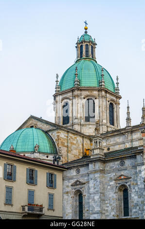 La cupola della cattedrale di Como con verdi cupole, Italia Foto Stock