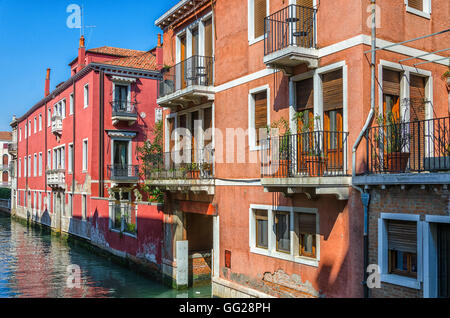 Diversi colori delle case sull'acqua street a Venezia Foto Stock