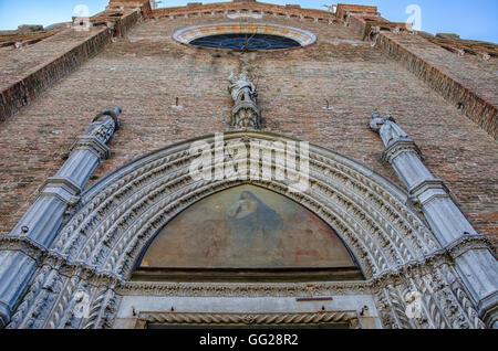 Vista dal basso sulla Basilica di Santa Maria a Venezia, Italia Foto Stock