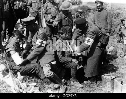 La Seconda Battaglia delle Somme tedesco fisici (prigionieri) avendo cura di British soldati feriti in Grevillers (Francia) Agosto 1918 Francia, guerra mondiale I Londra Imperial War museum Foto Stock