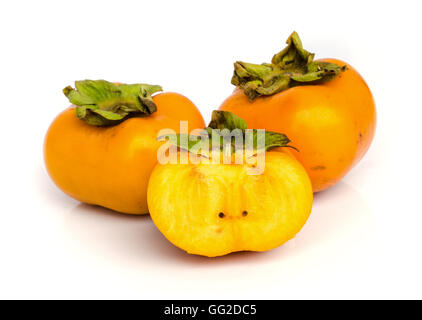 Cachi maturi frutti isolati su sfondo bianco. Foto Stock