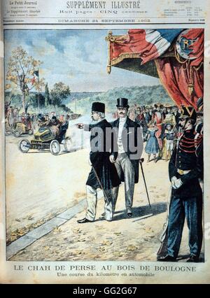 Lo scià di Persia, Mozaffar ad-Din Shah Qajar, al Bois de Boulogne, Parigi, partecipa a una gara automobilistica a. "Le Petit Journal' 21 settembre 1902. Foto Stock