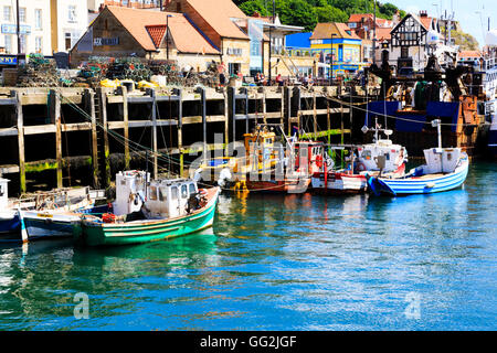 Barche da pesca legato fino a fianco della banchina a Scarborough, North Yorkshire, Inghilterra. Foto Stock