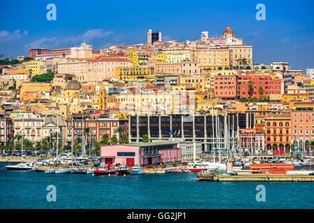 Cagliari, Sardegna, Italia skyline costiere sul Mare Mediterraneo. Foto Stock
