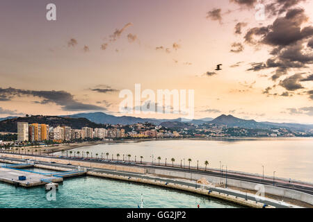 Malaga, Spagna resort skyline a spiaggia Malagueta. Foto Stock