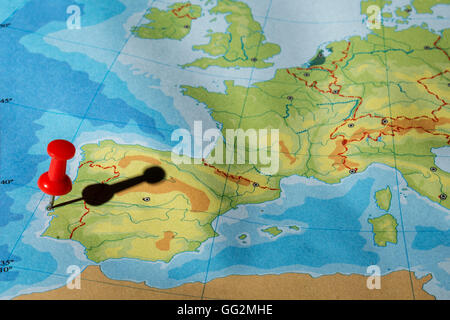 Perno rivolto a Lisbona su una mappa di Europa senza parole Foto Stock