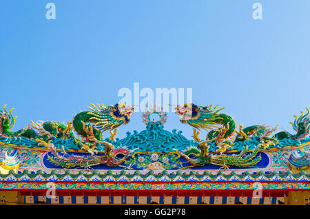 Ingresso ad arco del santuario cinese statua del drago Foto Stock