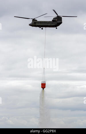 CH-47 elicottero Chinook la caduta di acqua da un secchio di acqua Foto Stock