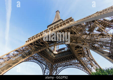 La Torre Eiffel a Parigi visto da sotto Foto Stock
