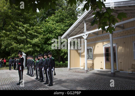 Cambio della guardia reale presso il Royal Palace, residenza ufficiale del presente monarca norvegese re Harald, Oslo, Norvegia Foto Stock