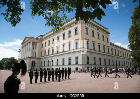 Cambio della guardia reale presso il Royal Palace, residenza ufficiale del presente monarca norvegese re Harald, Oslo, Norvegia Foto Stock