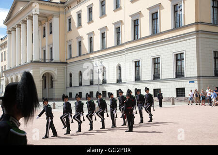 Cambio della guardia reale presso il Royal Palace, residenza ufficiale del presente monarca norvegese re Harald, Oslo, Norvegia Foto Stock