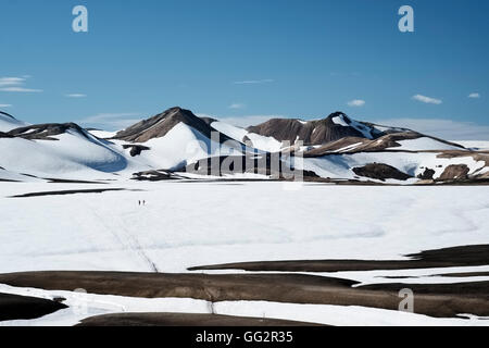 Due escursionisti croce alta montagna altopiano a Hrafntinusker su Islanda famosa di lunga distanza trail, Laugavegur. Foto Stock