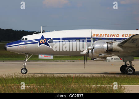 Genf/Svizzera Agosto 5, 2015: Uno dei più vecchi aerei Douglas DC-3 Dakota dalla Breitling tassare a prendere il via a Genf Aeroporto. Foto Stock