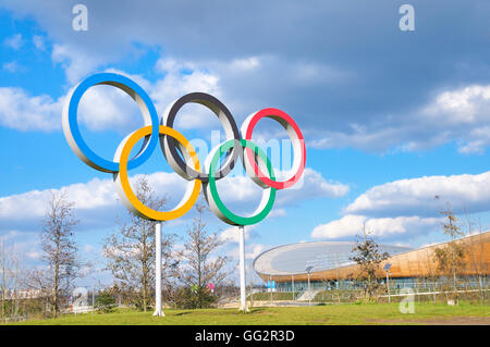 Gli anelli olimpici e Lee Valley VeloPark, Queen Elizabeth Olympic Park, Stratford, East London, England, Regno Unito Foto Stock