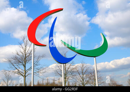 Le Paralimpiadi Agitos Logo nel Queen Elizabeth Olympic Park, Stratford, East London, England, Regno Unito Foto Stock