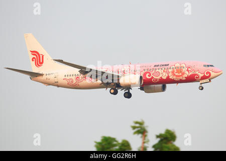 Bangkok/Thailandia Febbraio 9, 2015: Boeing 737 dalla Cina aeroplani con 'Rosa peonia' atterraggio all'Aeroporto di Bangkok. Foto Stock