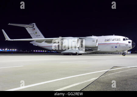 Stoccarda/Germania Marzo 12, 2015: Kuwait Air Force Boeing C-17A Globemaster III presso l'Aeroporto di Stoccarda. Foto Stock