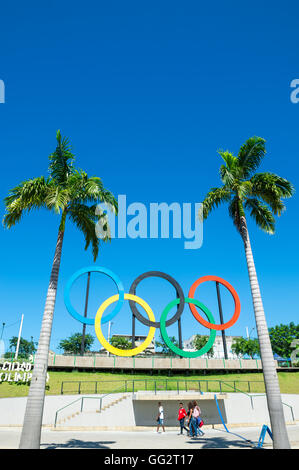 RIO DE JANEIRO - MARZO 18, 2016: anelli olimpici stand sotto alte palme nel Parque Madureira Park, nella zona Norte sobborghi. Foto Stock
