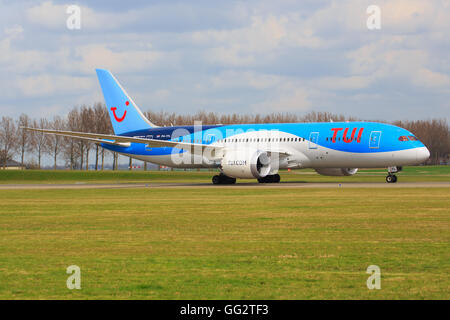 Amsterdam/Netherland Aprile 9, 2016: Boeing 787 dalla TUI tassare all'Aeroporto di Amsterdam Foto Stock