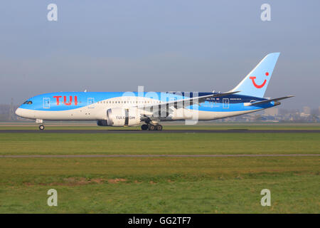 Amsterdam/Netherland Aprile 9, 2016: Boeing 787 dalla TUI tassare all'Aeroporto di Amsterdam Foto Stock