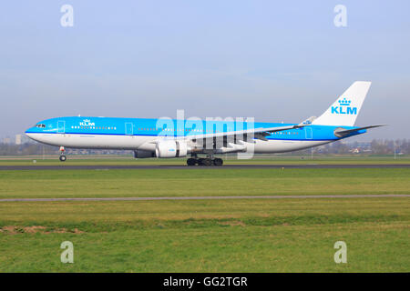 Amsterdam/Netherland Aprile 9, 2016: Airbus A330 da KLM atterraggio all'Aeroporto di Amsterdam Foto Stock