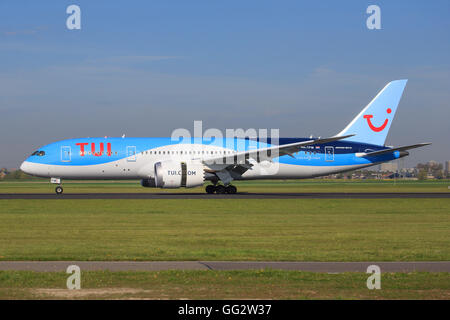 Amsterdam/Netherland Aprile 9, 2016: Boeing 787 dalla TUI tassare all'Aeroporto di Amsterdam Foto Stock