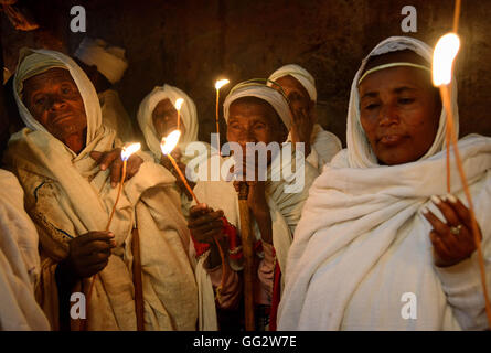 Le donne in un Lalibela in chiesa durante la celebrazione della Santa Pasqua - Etiopia Foto Stock