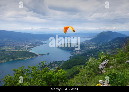 Parapendio sul lago di Annecy da Col de la Forclaz vicino a Annecy in Francia Parapente Foto Stock