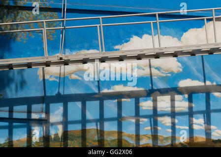 Ponteggio davanti al murale sulla parete nord della California Foto Stock