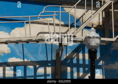 Ponteggio davanti al murale sulla parete nord della California Foto Stock