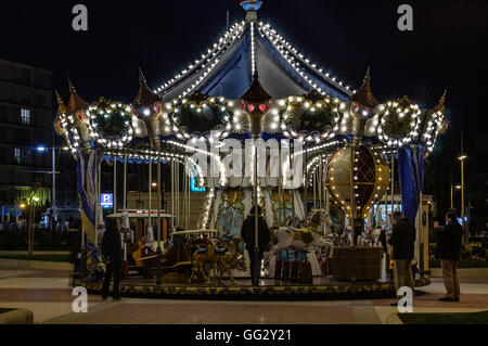 Giostra in movimento durante la notte in Castro Urdiales. Cantabria, Spagna. Foto Stock