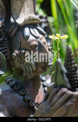 Un Maya di ceramica scultura sul display nella città di Valladolid, la penisola dello Yucatan, Messico Foto Stock